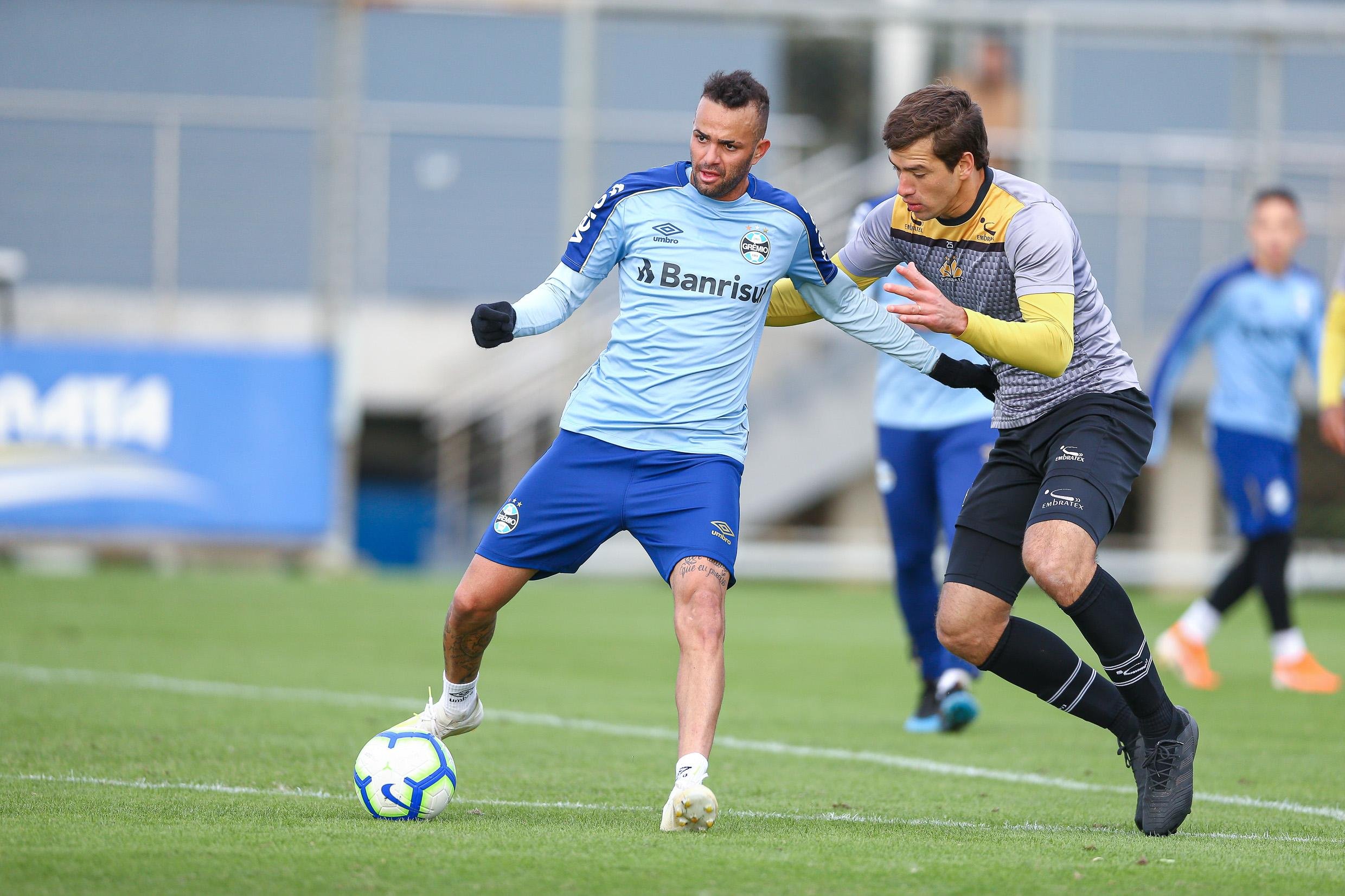 Luan esteve em campo em jogo-treino contra o Crici&uacute;ma, no CT Luiz Carvalho
