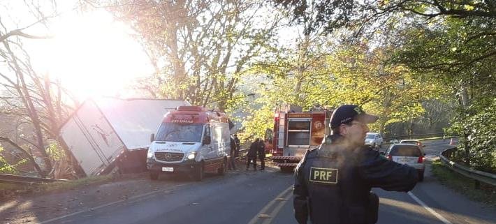 Acidente em Dois Irm&atilde;os deixou motorista preso nas ferragens