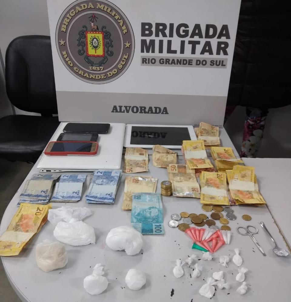 Brigada Militar prendeu traficante em flagrante com dinheiro, drogas e outros objetos