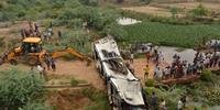Ônibus caiu entre dois viadutos na Índia