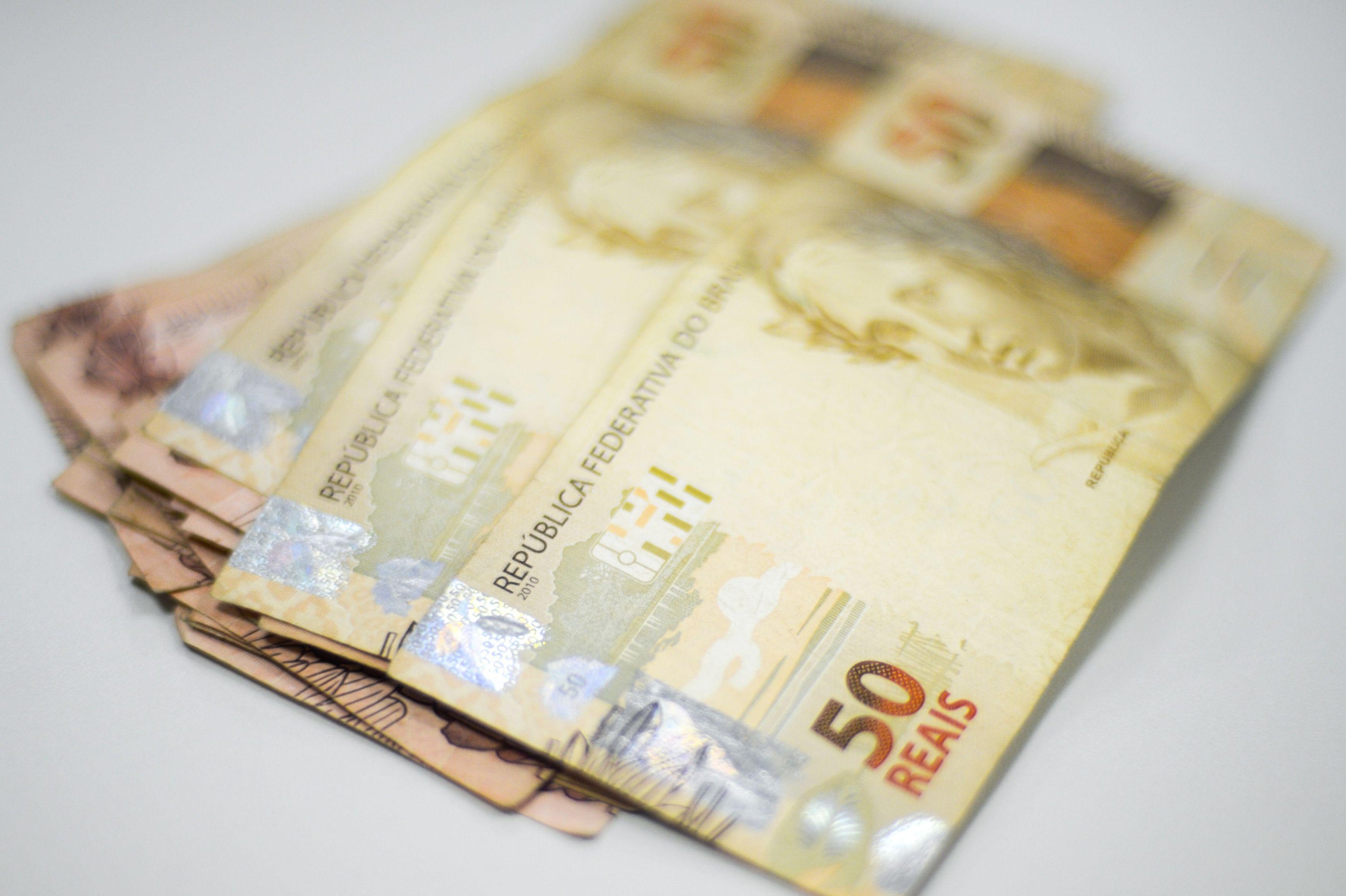 Valor do real frente ao d&oacute;lar segue projetado ao redor de R$ 3,80
