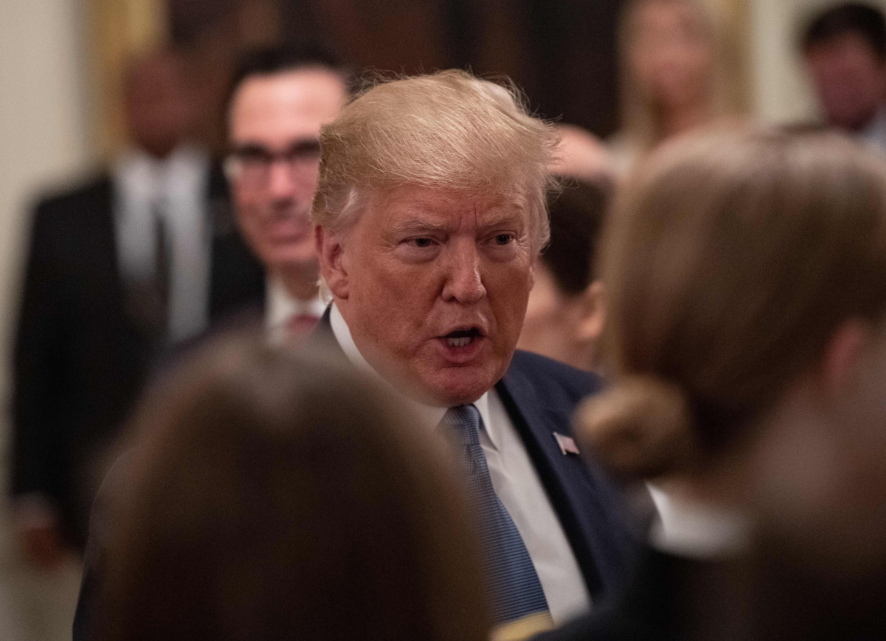 Na mesma s&eacute;rie, Trump responsabilizou "tolice" de May por fracasso no Brexit