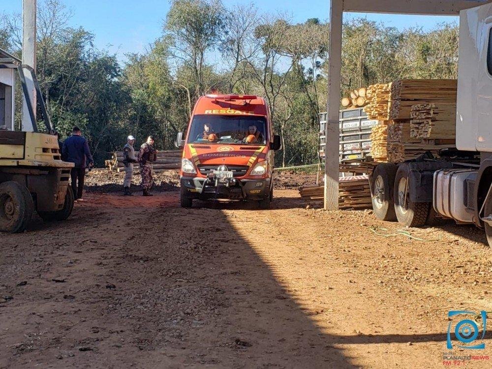 Homem foi atingido ao descarregar uma carga de madeira