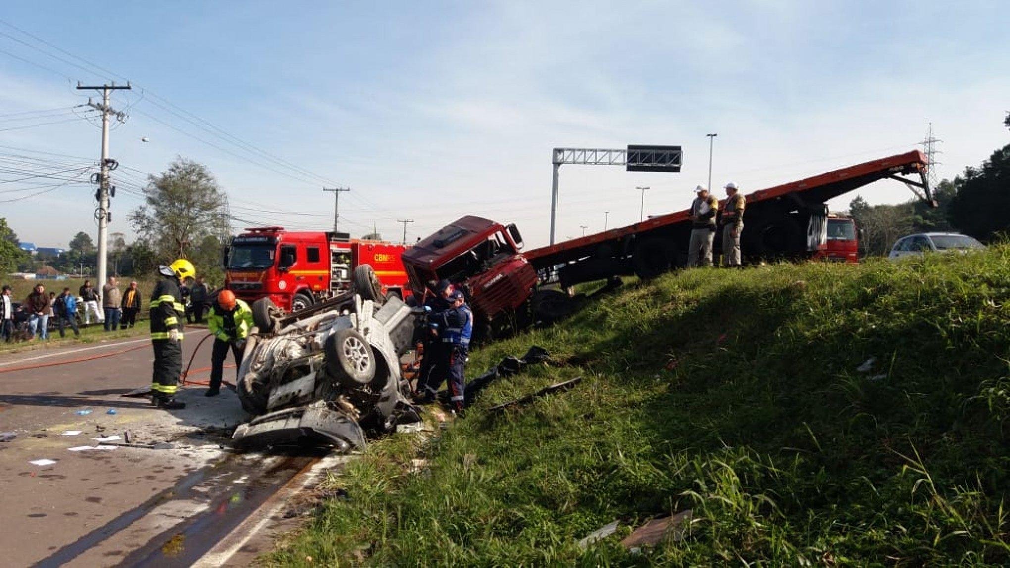 Acidente registrado na ERS 239 envolveu uma carreta e uma Ford EcoSport