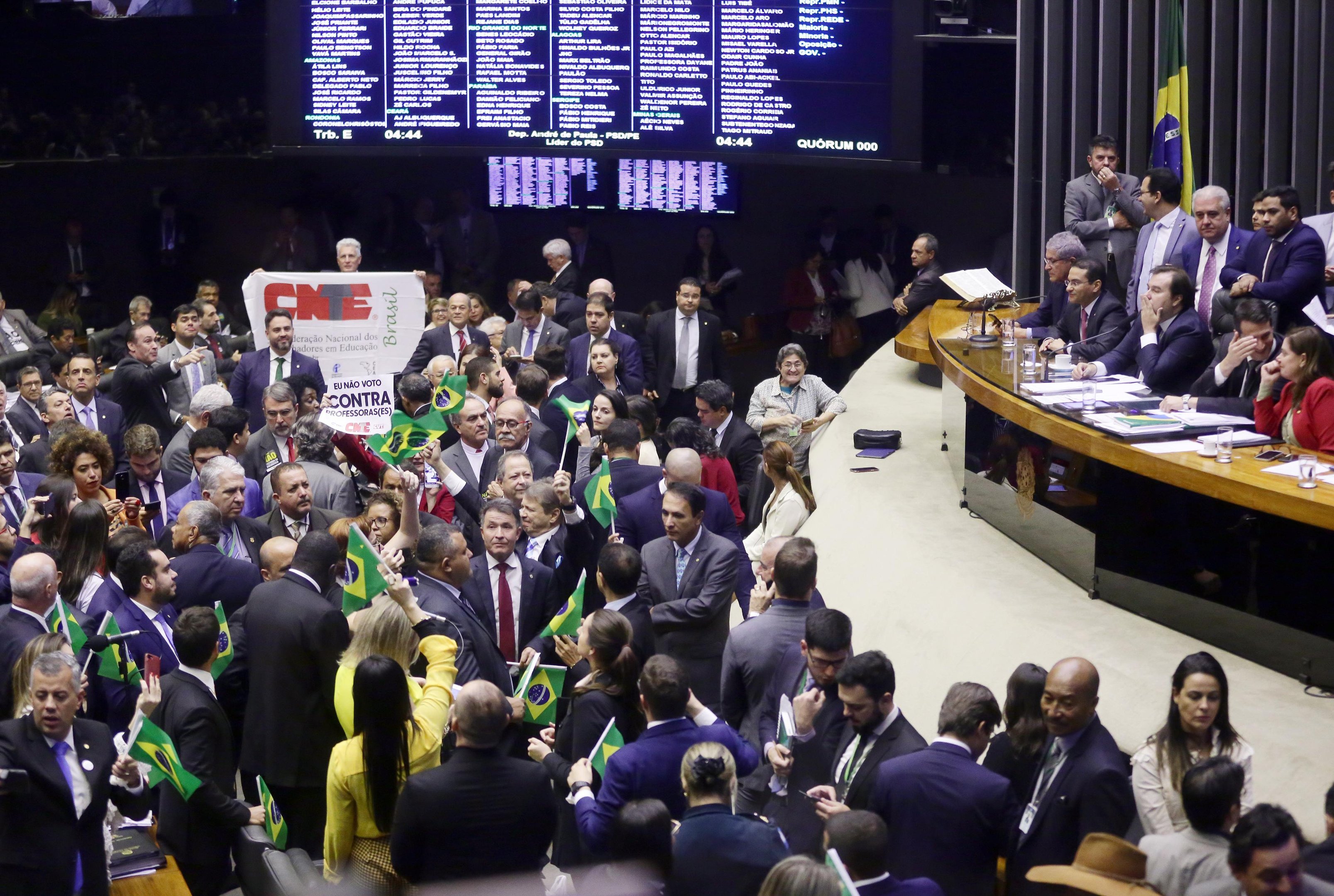 Deputados est&atilde;o reunidos para votar a Reforma da Previd&ecirc;ncia
