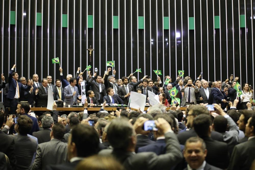 Parlamentares que votaram a favor comemoraram resultado nessa quarta-feira