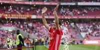 Jonas foi ovacionado pelos torcedores do Benfica no jogo de despedida