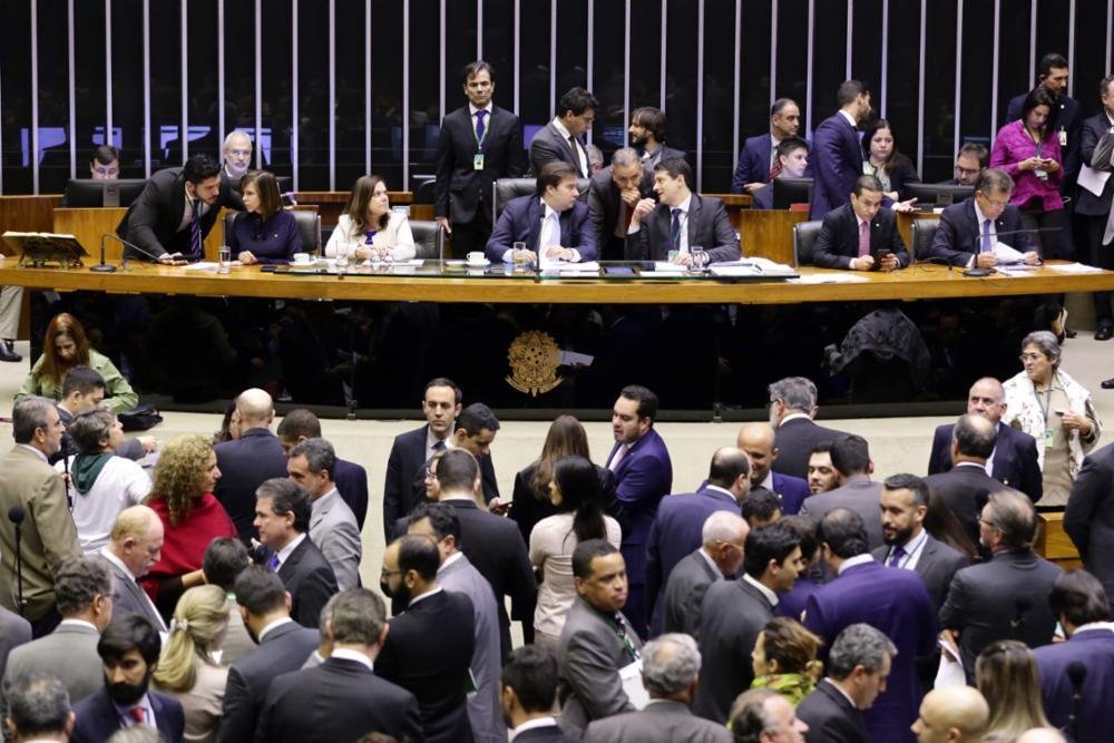 Deputados voltar&atilde;o a se reunir hoje para retomar discuss&atilde;o de destaques