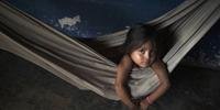 Menina descansa em rede próxima da mãe que arde em febre por conta da malária na comunidade de Tukuko, perto de Machiques, estado de Zulia, Venezuela