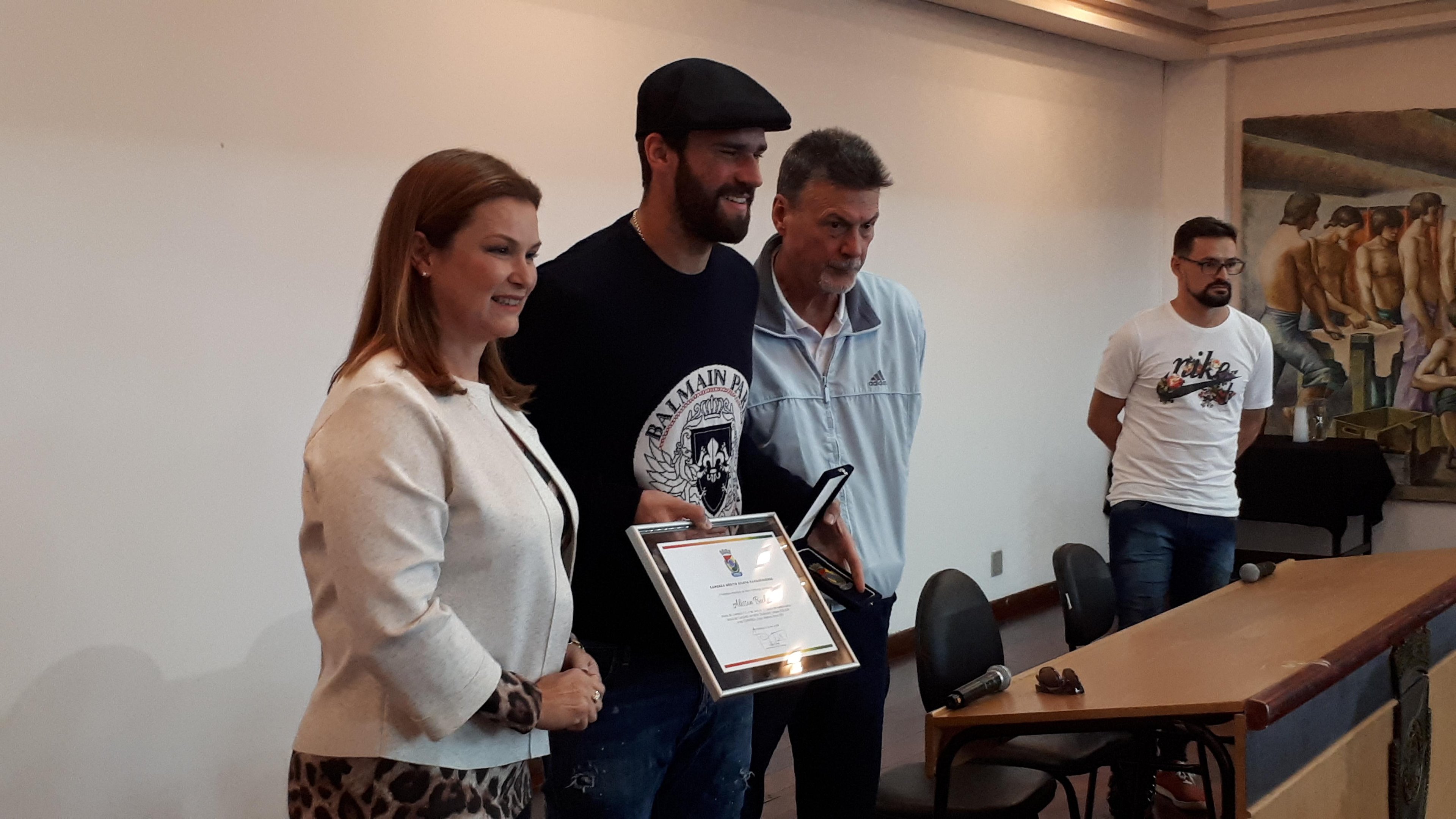 Goleiro da Sele&ccedil;&atilde;o, Alisson foi homenageado com a Comenda M&eacute;rito Atleta Hamburguense