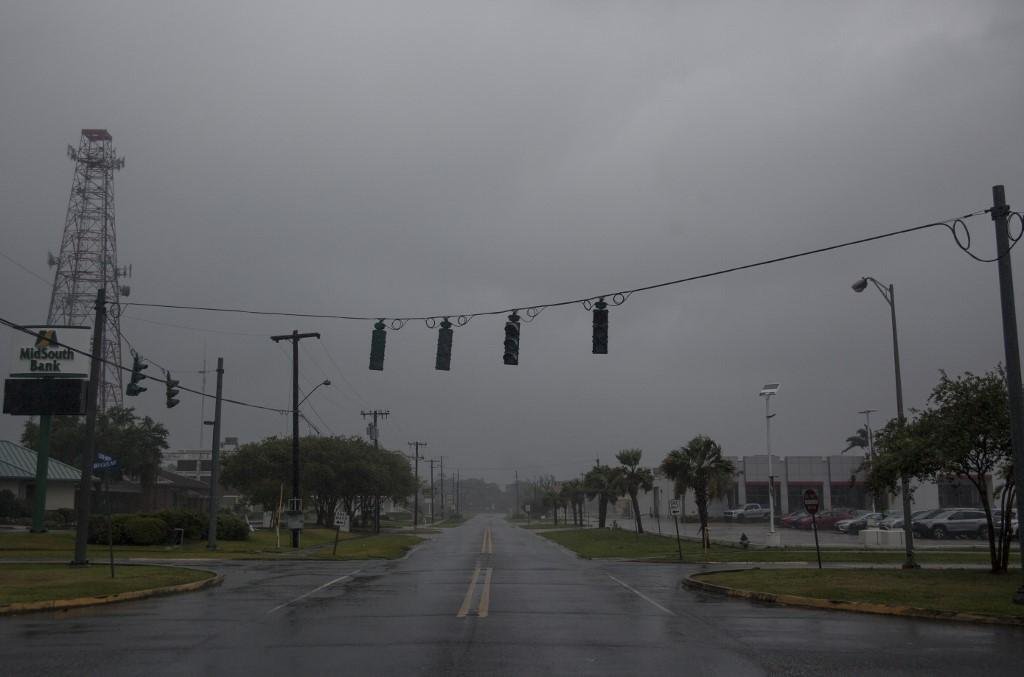 Sem&aacute;foros j&aacute; est&atilde;o desligados em Morgan City, um dos locais por onde a tempestade tropical j&aacute; passou