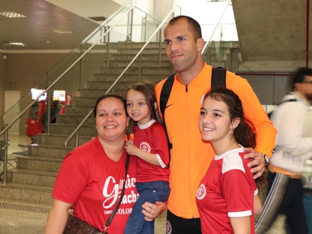 Jogadores do Inter foram recepcionados por torcedores em Curitiba