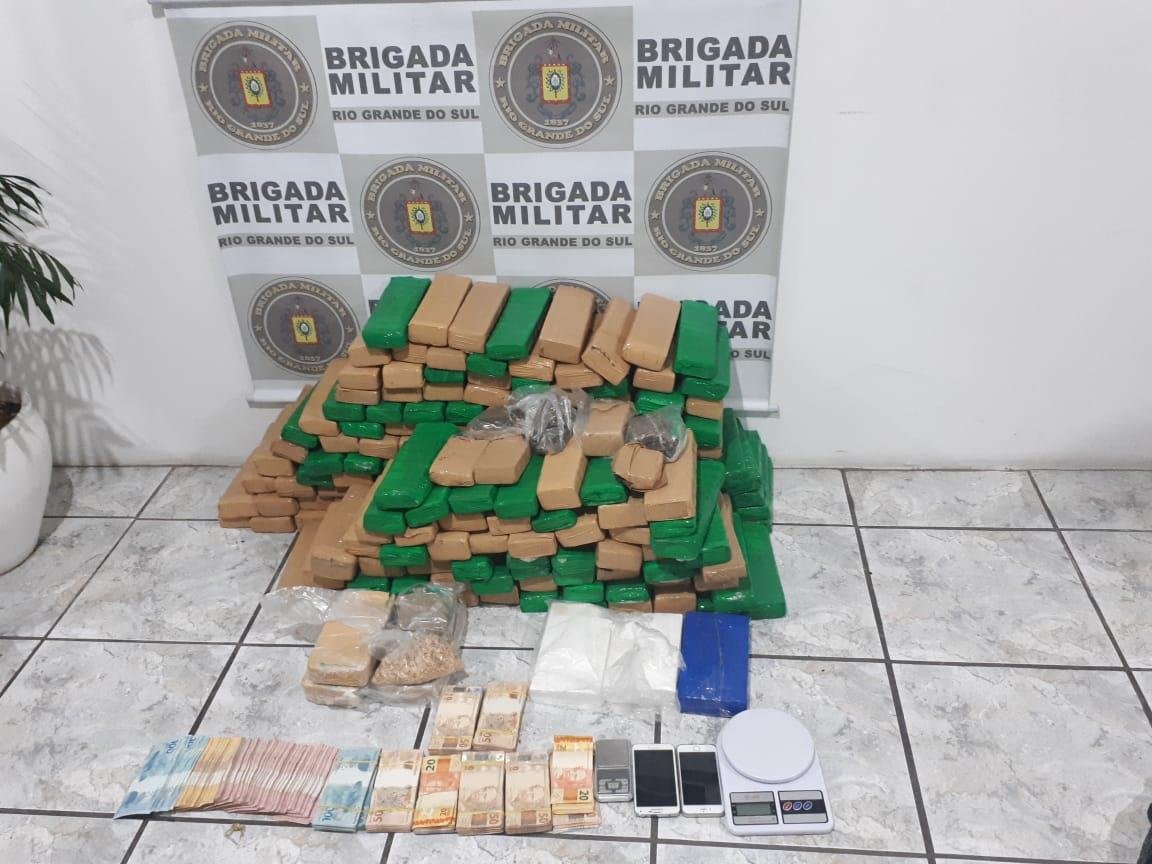 Policiais militares recolheram 124,5 quilos de maconha, tr&ecirc;s quilos de coca&iacute;na e quase quatro quilos de crack