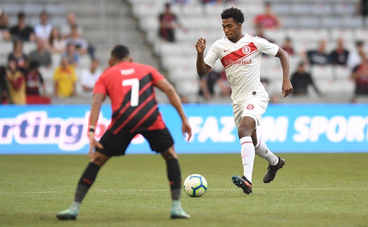Com reservas, Inter sofreu gol no fim e voltou a perder fora de casa