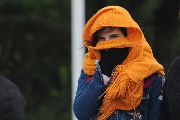 Esta&ccedil;&atilde;o que contempla temperaturas mais baixas contribuem para ficar perto da lareira, ficar debaixo do cobertor em casa, vestir longos e charmosos casacos, tomar sopas, caf&eacute;s, ch&aacute;s e chocolate quente ou at&eacute; mesmo tomar um banho bem aquecido. Por&eacute;m &eacute; preciso cuidar para n&atilde;o sofrer choques t&eacute;rmicos