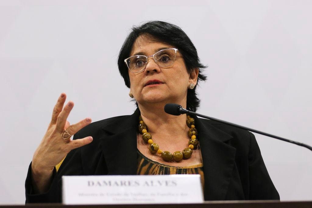 Servidores exonerados dever&atilde;o ser reintegrados pelo minist&eacute;rio comandado por Damares Alves