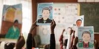Na África do Sul, crianças comemoram dia com desenhos de Nelson Mandela