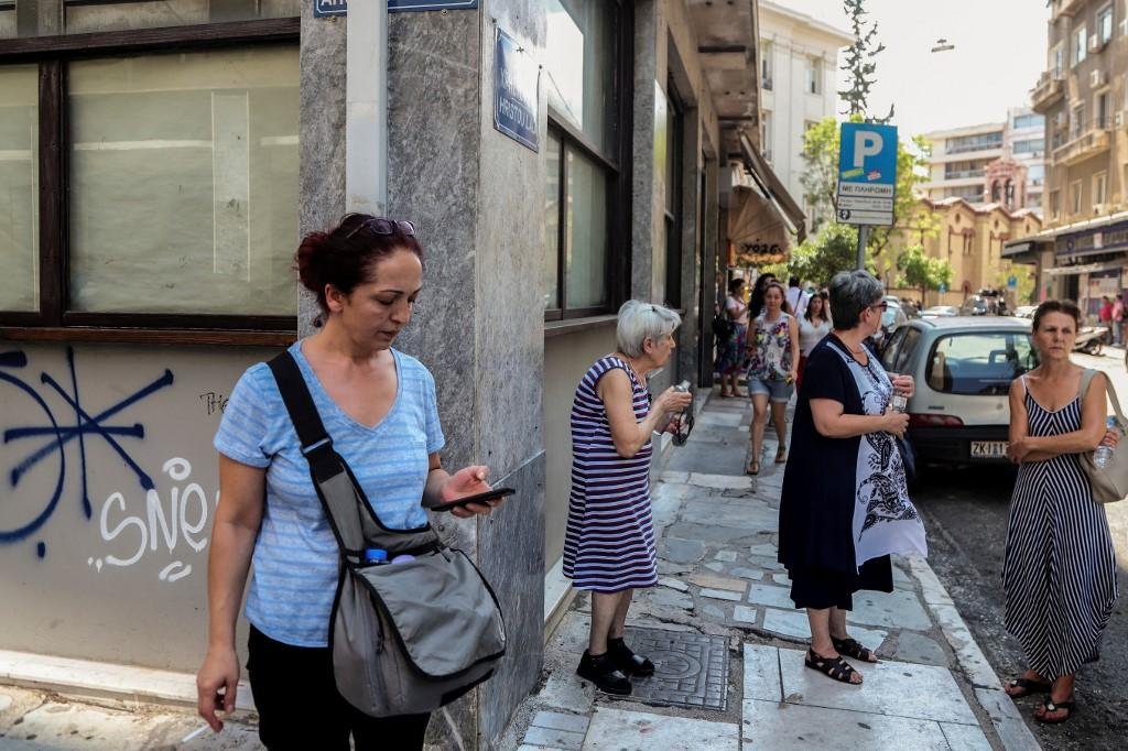 Terremoto de magnitude 5,1 sacudiu Atenas nesta sexta-feira, causando s&eacute;rios dist&uacute;rbios nas linhas telef&ocirc;nicas e p&acirc;nico entre a popula&ccedil;&atilde;o