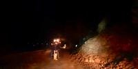 Toneladas de terra e pedras caíram de um morro, interrompendo meia pista da rodovia federal