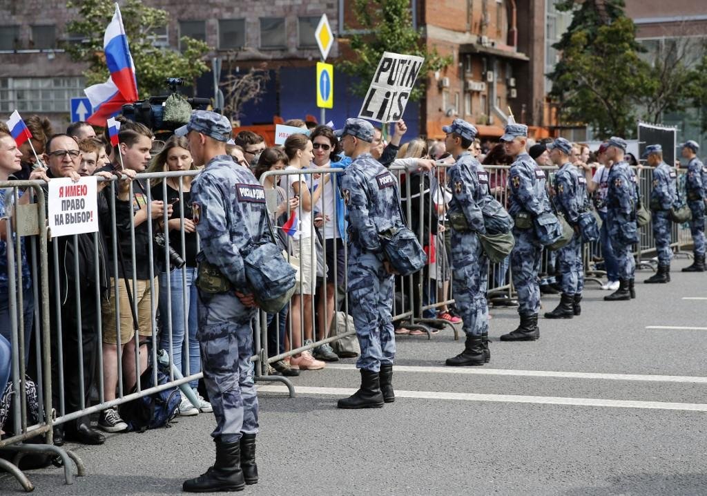 Manifestantes pedem elei&ccedil;&otilde;es locais livres e justas
