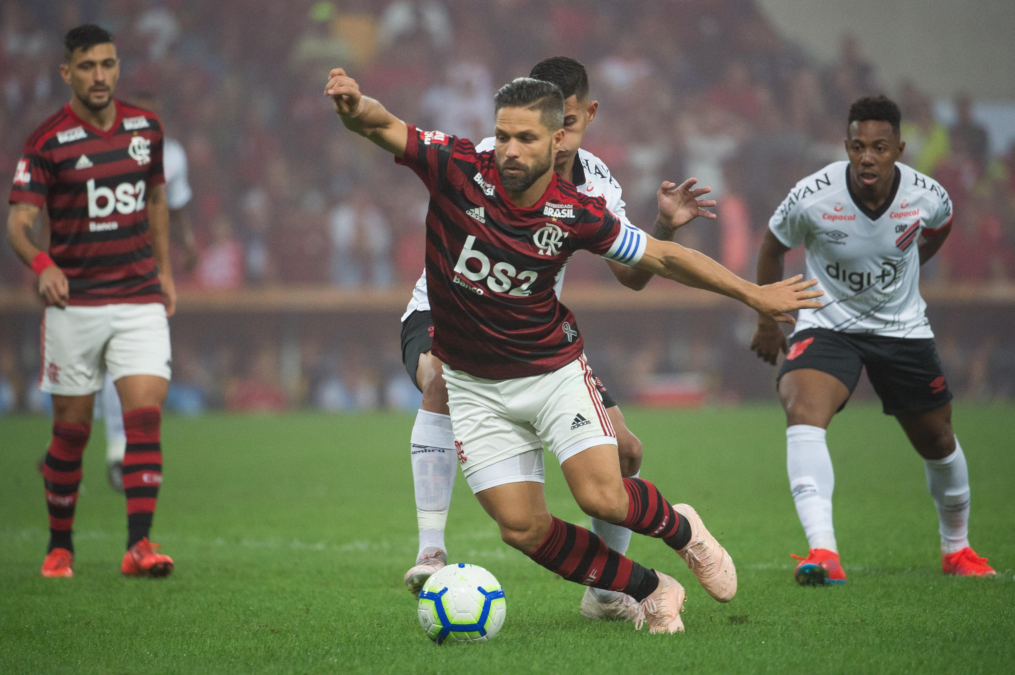 Diego foi cobrado pelos torcedores no aeroporto
