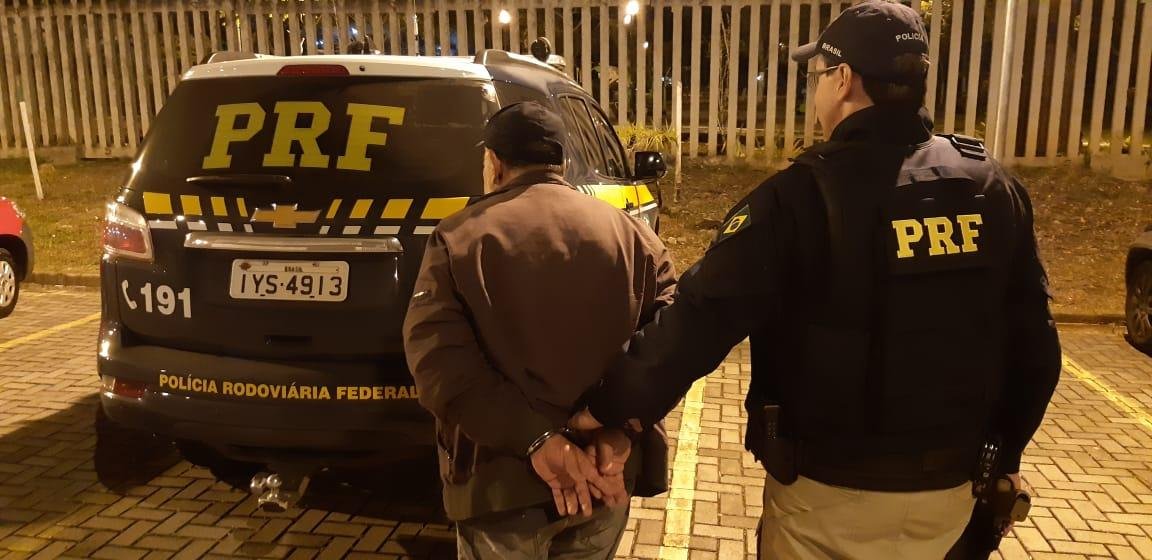 Homem estava foragido e apresentou CNH falsa na abordagem