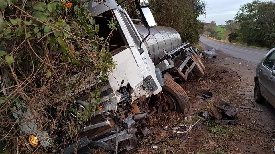 Uma colis&atilde;o frontal entre o autom&oacute;vel e o caminh&atilde;o causou a morte de uma pessoa