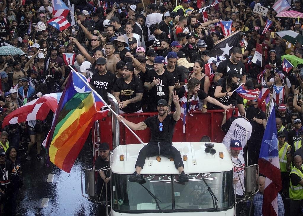 Centenas de milhares de pessoas, incluindo Ricky Martin, pediram a ren&uacute;ncia de Ricardo Rossell&oacute;