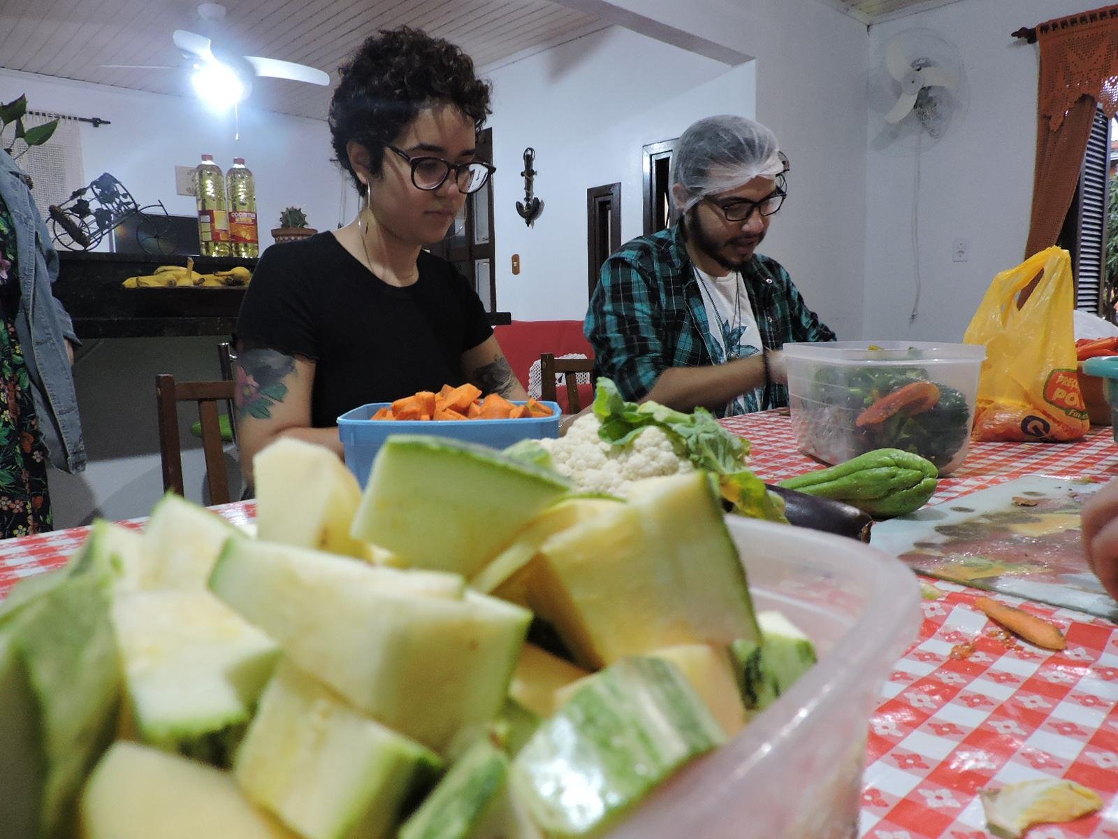 Agasalhos e alimentos s&atilde;o entregues a pessoas que vivem em situa&ccedil;&atilde;o vulner&aacute;vel