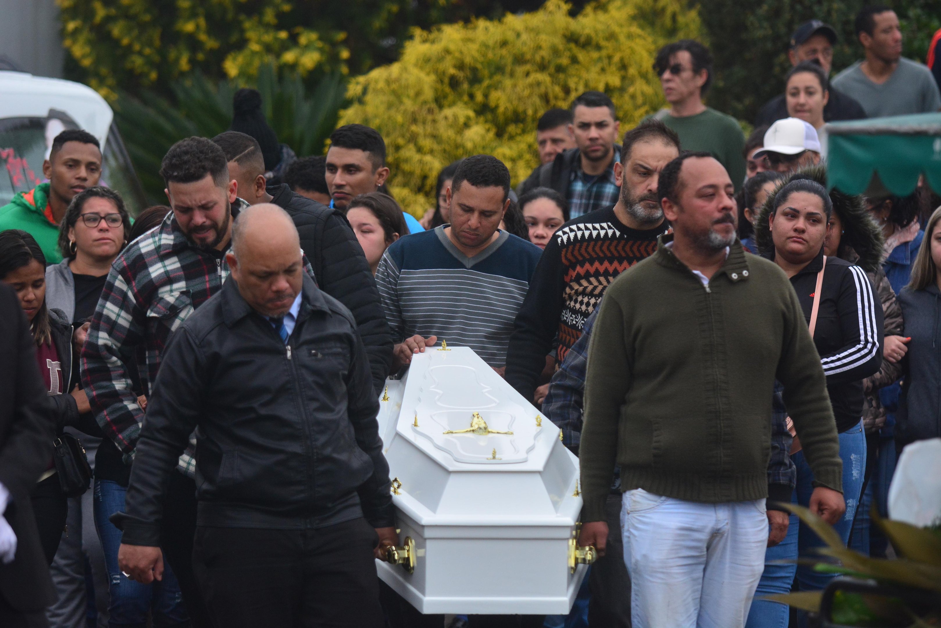 Corpo da jovem Maiara Emili Silveira da Silva, 20 anos, foi enterrado no Cemit&eacute;rio Parque Jardim da Paz, em Porto Alegre