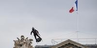 Franky Zapata já sobrevoou Paris, no desfile de 14 de julho, usando sua Flyboard