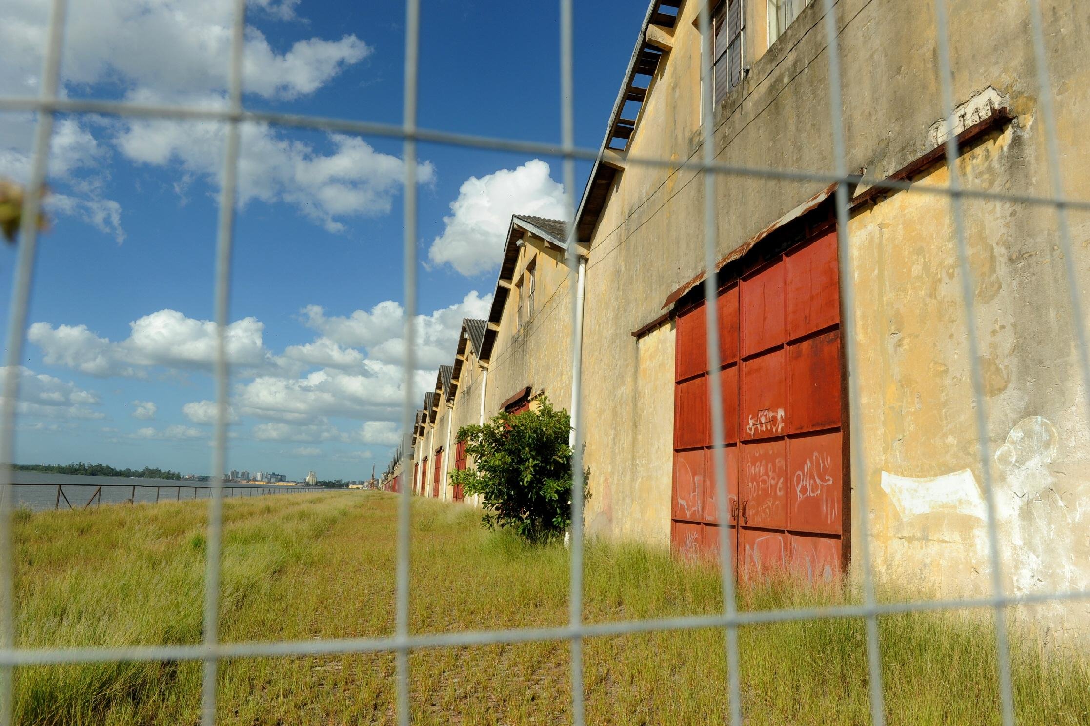 Cons&oacute;rcio deixou a &aacute;rea praticamente abandonada