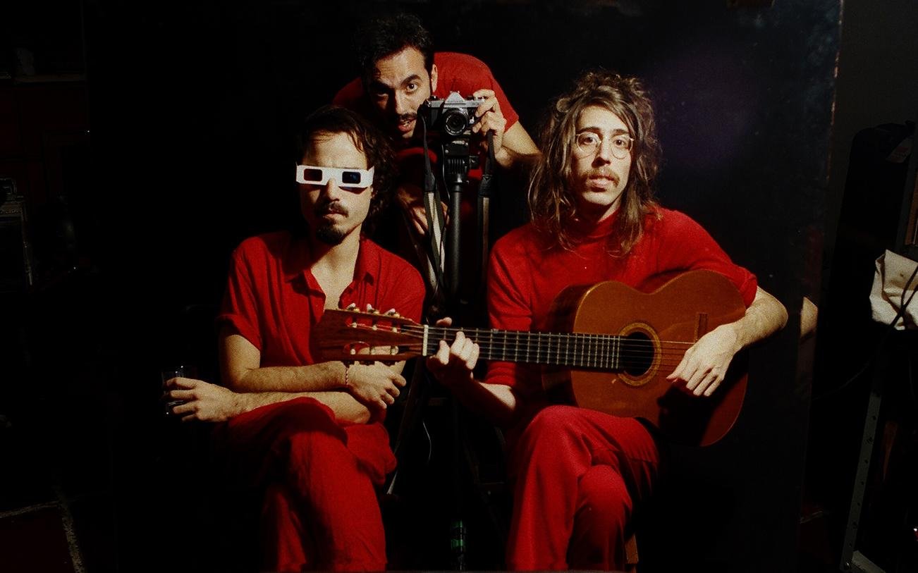 O Terno apresenta show do &aacute;lbum "<atr&aacute;s/al&eacute;m>" neste final de semana em Porto Alegre