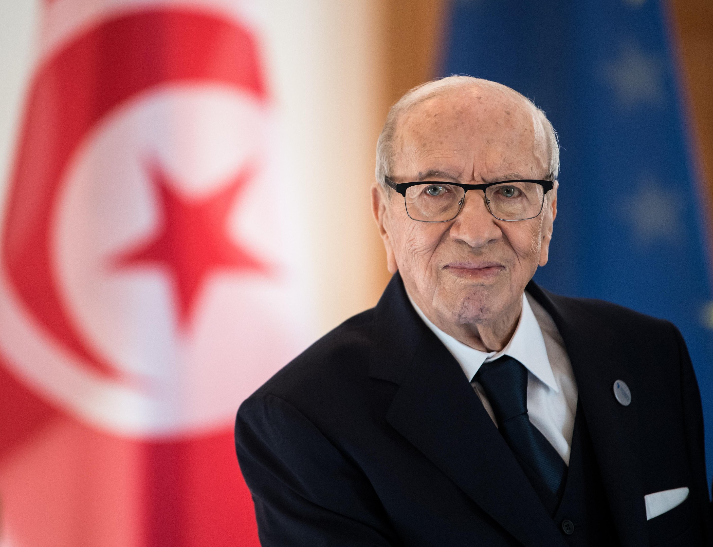 B&eacute;ji Ca&iuml;d Essebsi foi o primeiro presidente democraticamente eleito no pa&iacute;s
