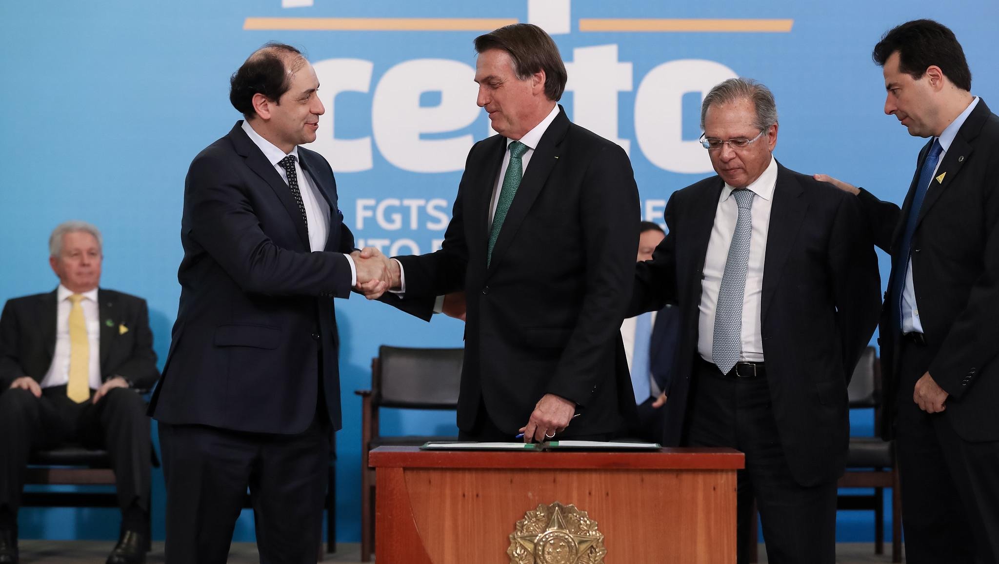 Bolsonaro cumprimenta o Secret&aacute;rio da Fazenda, Waldery Rodrigues Junior, durante lan&ccedil;amento do programa Saque Certo. Hoje, presidente defendeu presen&ccedil;a de Paulo Guedes na Suframa