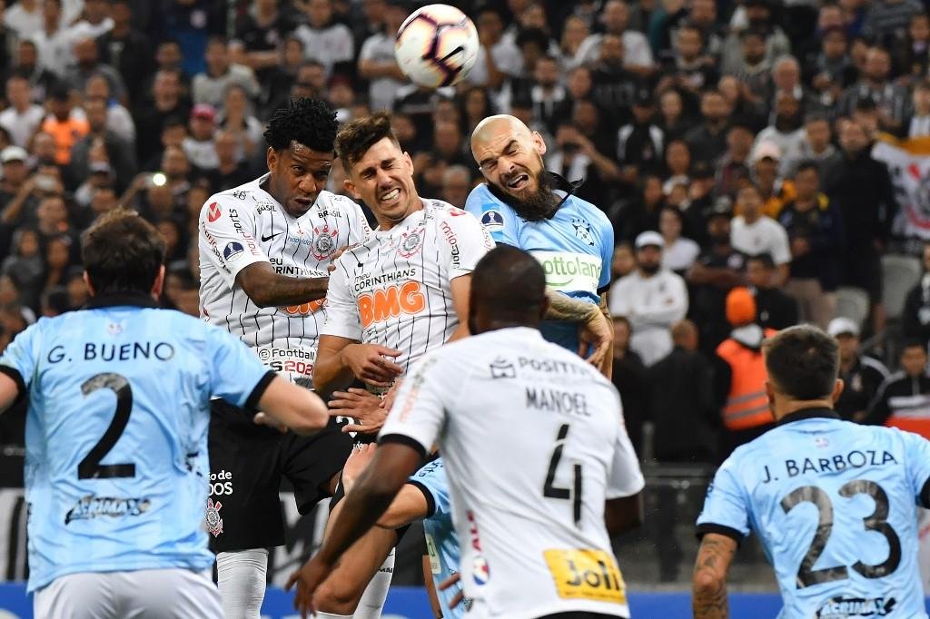 Corinthians venceu por 2 a 0 em Itaquera e se aproximou de vaga nas quartas