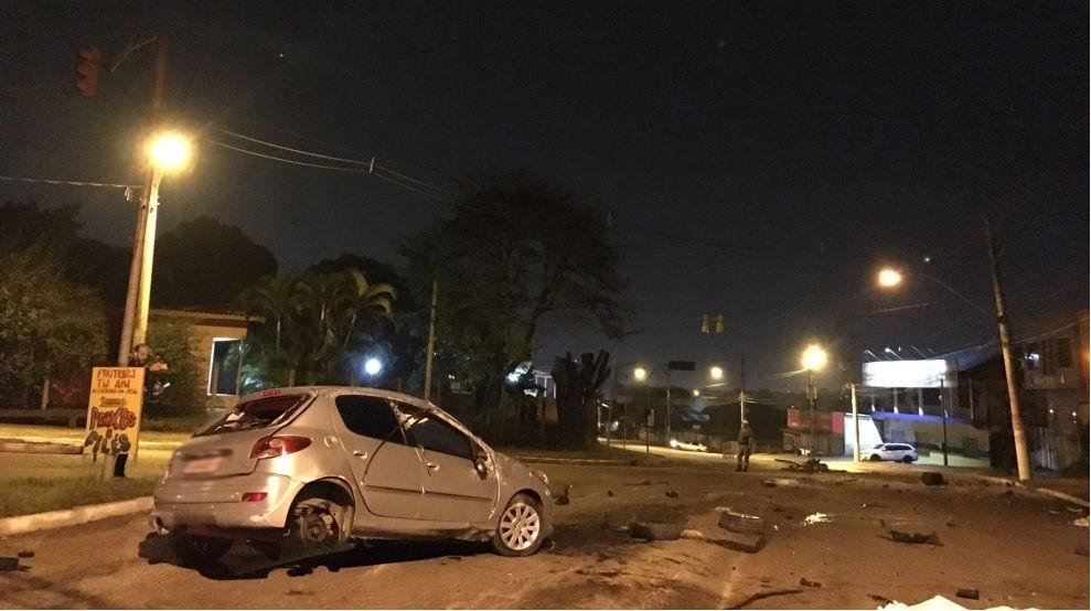 Peugeot 207 teve uma das rodas traseiras arrancadas pela for&ccedil;a da colis&atilde;o
