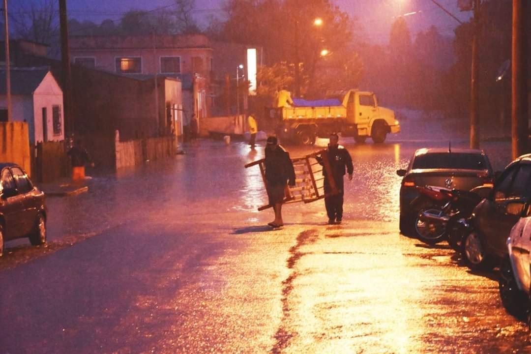 Cheia do rio Vacaca&iacute; alagou &aacute;reas ribeirinhas e for&ccedil;ou a retirada de alguns moradores