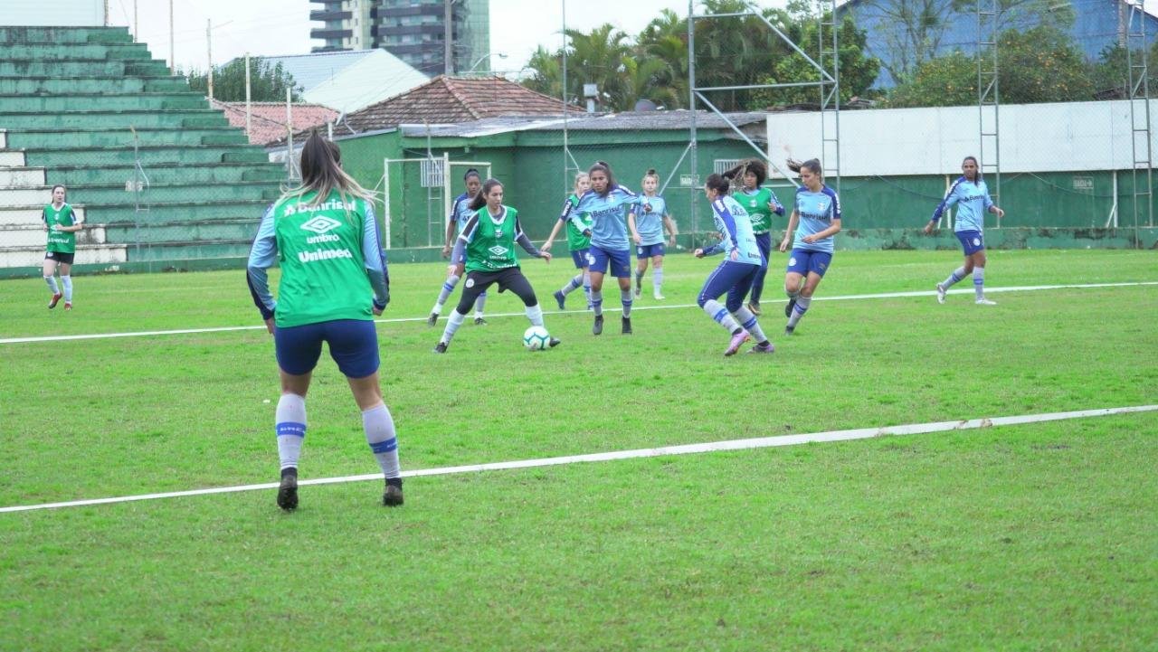 Jogadoras treinando nesta sexta-feira &agrave; tarde