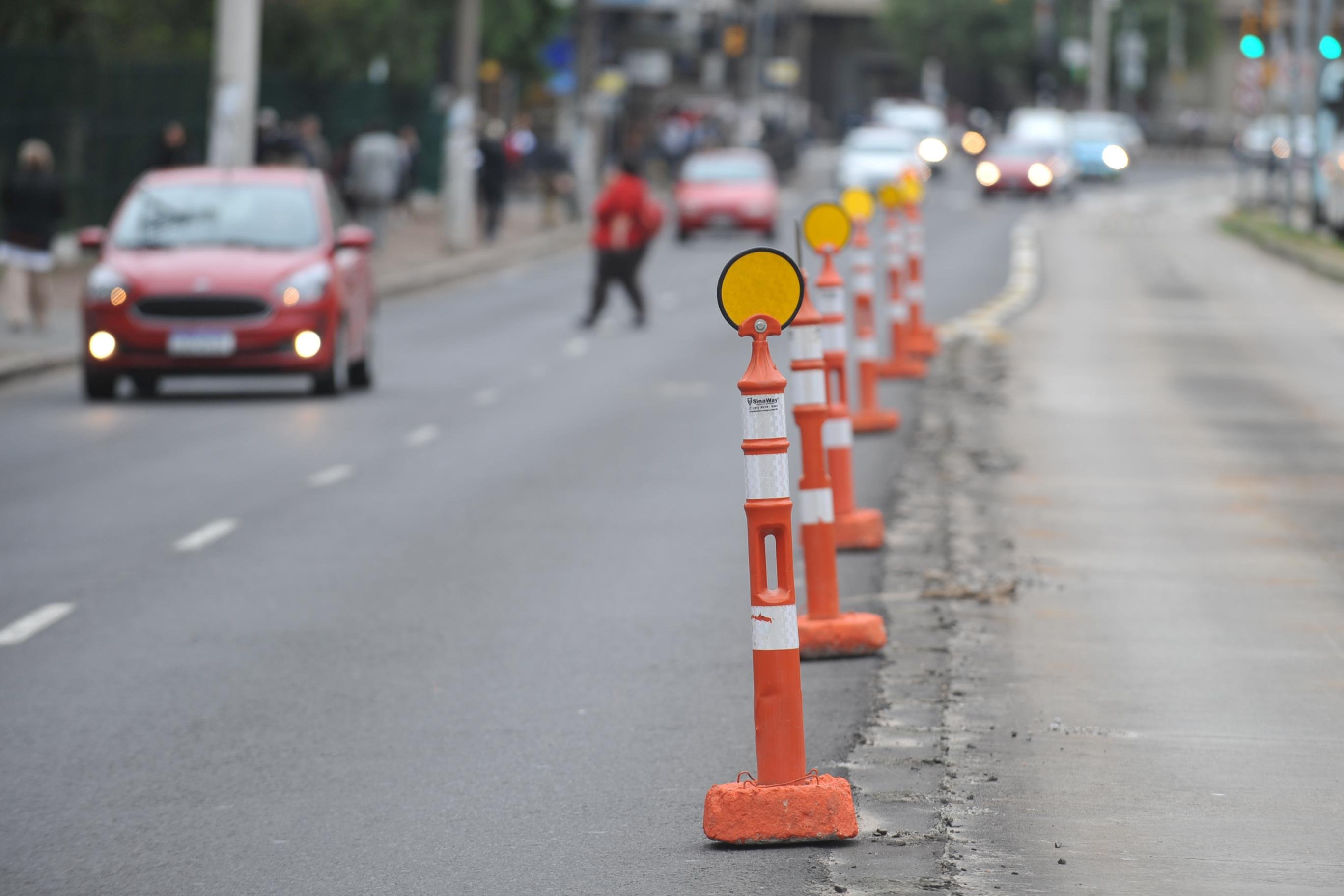 As barreiras s&atilde;o feitas de concreto de alta resist&ecirc;ncia a colis&otilde;es e t&ecirc;m como principal fun&ccedil;&atilde;o a separa&ccedil;&atilde;o dos corredores de &ocirc;nibus do fluxo de tr&aacute;fego