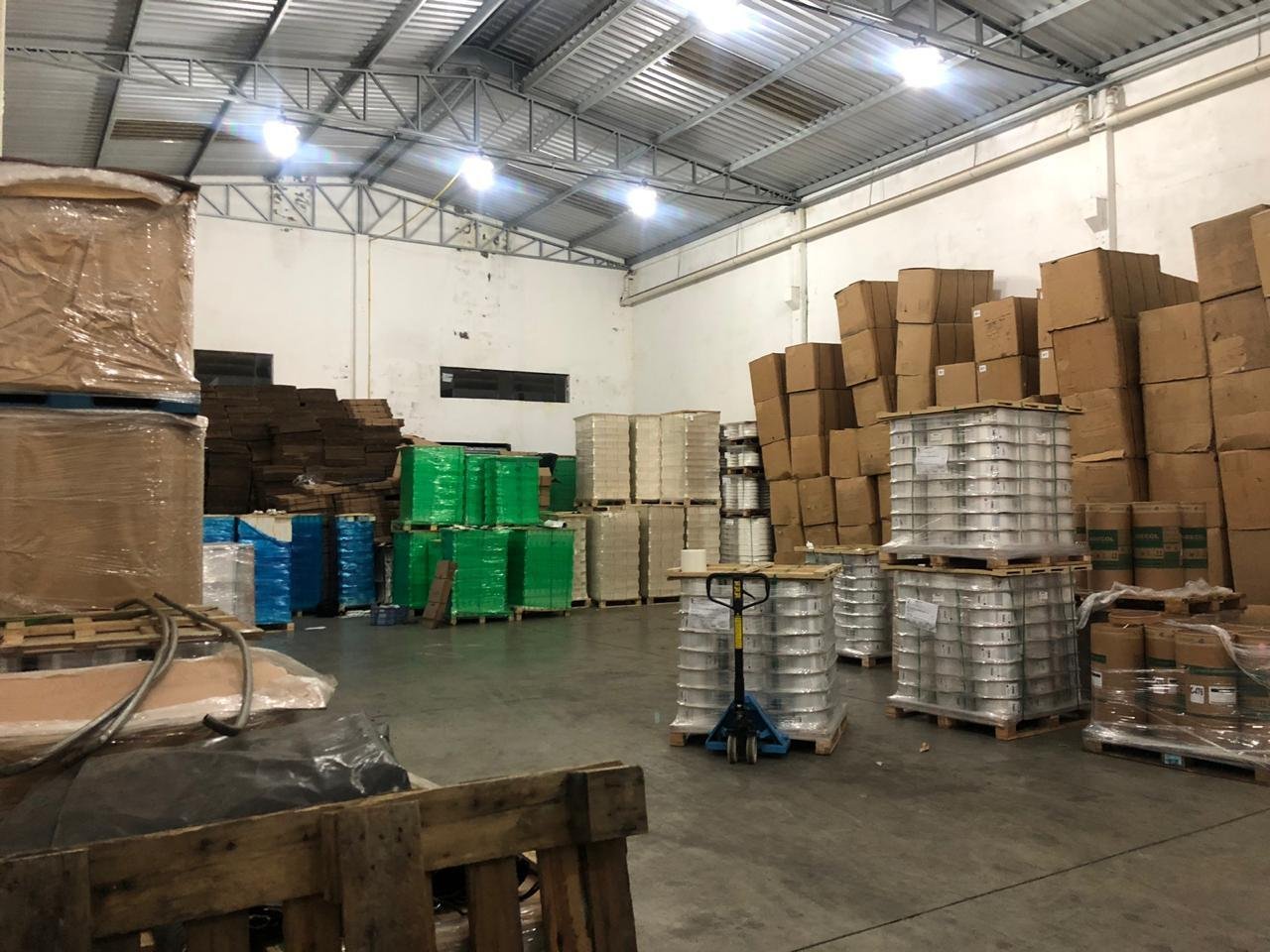 Dep&oacute;sito abrigava no m&iacute;nimo 25 toneladas de fumo e milh&otilde;es de insumos