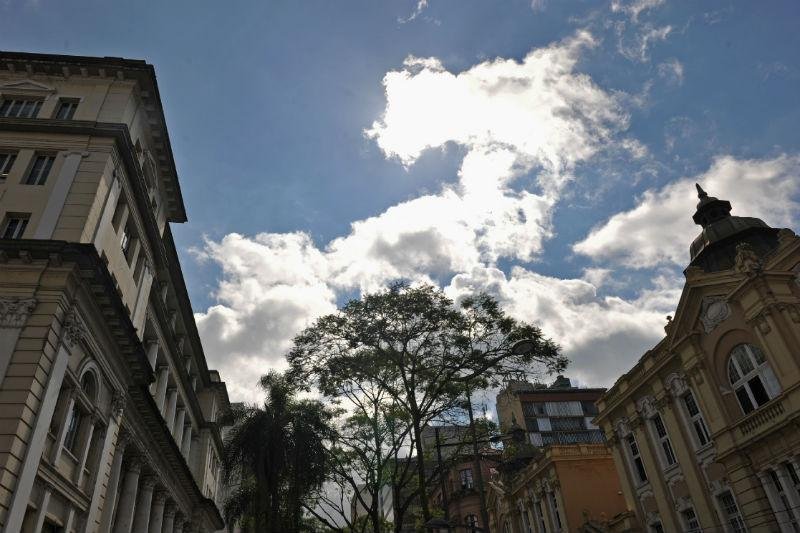Domingo come&ccedil;ar&aacute; frio, mas no per&iacute;odo da tarde a temperatura ir&aacute; aumentar