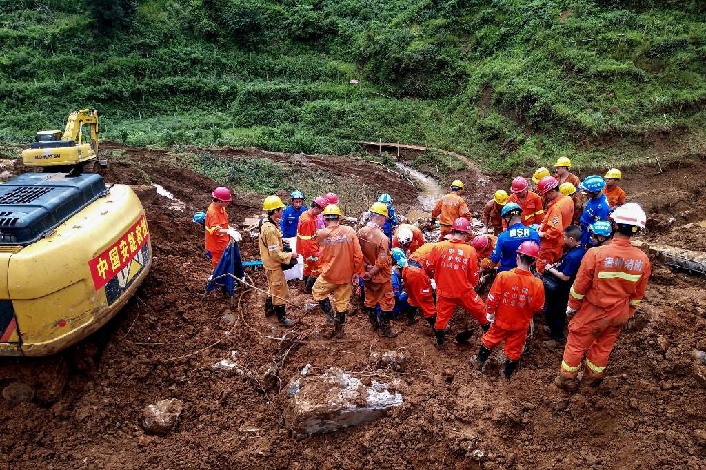 Avalanche ocorreu na noite de ter&ccedil;a-feira, em um vilarejo da cidade de Liupanshui, a 2,3 mil km de Pequim.