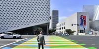 Homem atravessa faixa de pedestre pintada pelo artista na frente Museu em Los Angeles, Califórnia