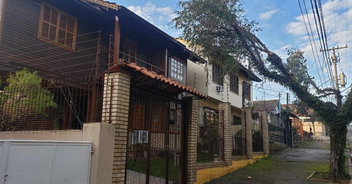 Casa foi invadida no final da madrugada desta segunda-feira