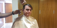 Em live cortando o cabelo, Bolsonaro voltou a falar sobre o desaparecimento do pai do presidente da OAB