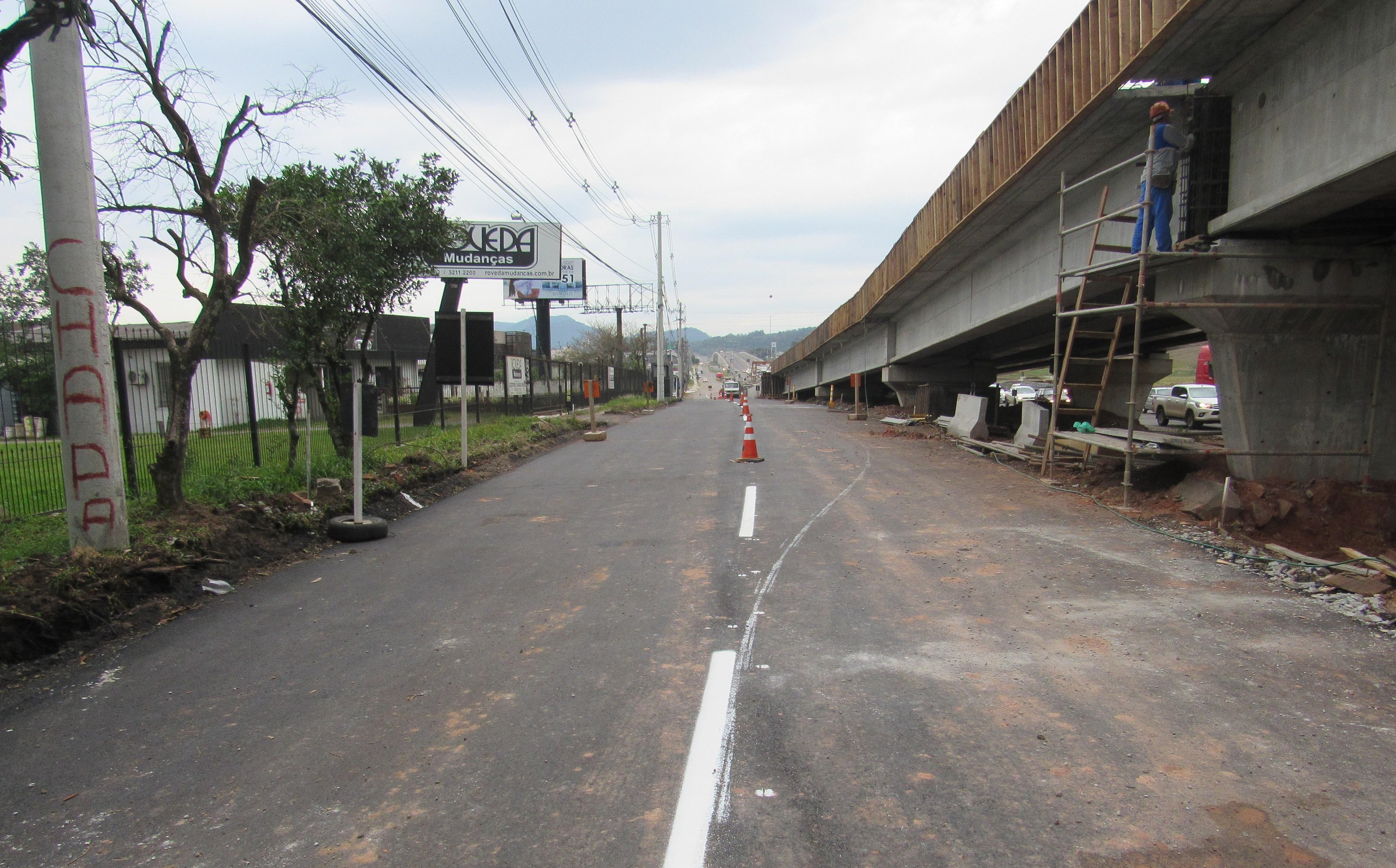 Tr&acirc;nsito est&aacute; sendo desviado para via lateral