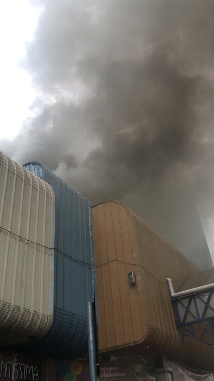 Os Bombeiros evacuaram o local e desligaram a energia el&eacute;trica de todo o espa&ccedil;o