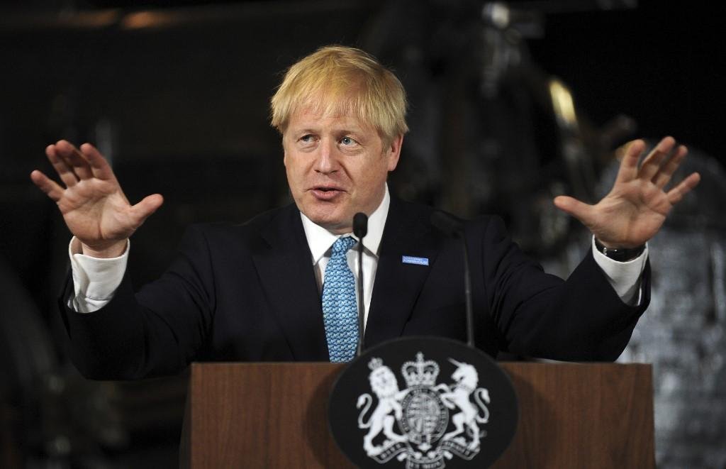 Boris Johnson tamb&eacute;m exonerou 11 membros do governo anterior