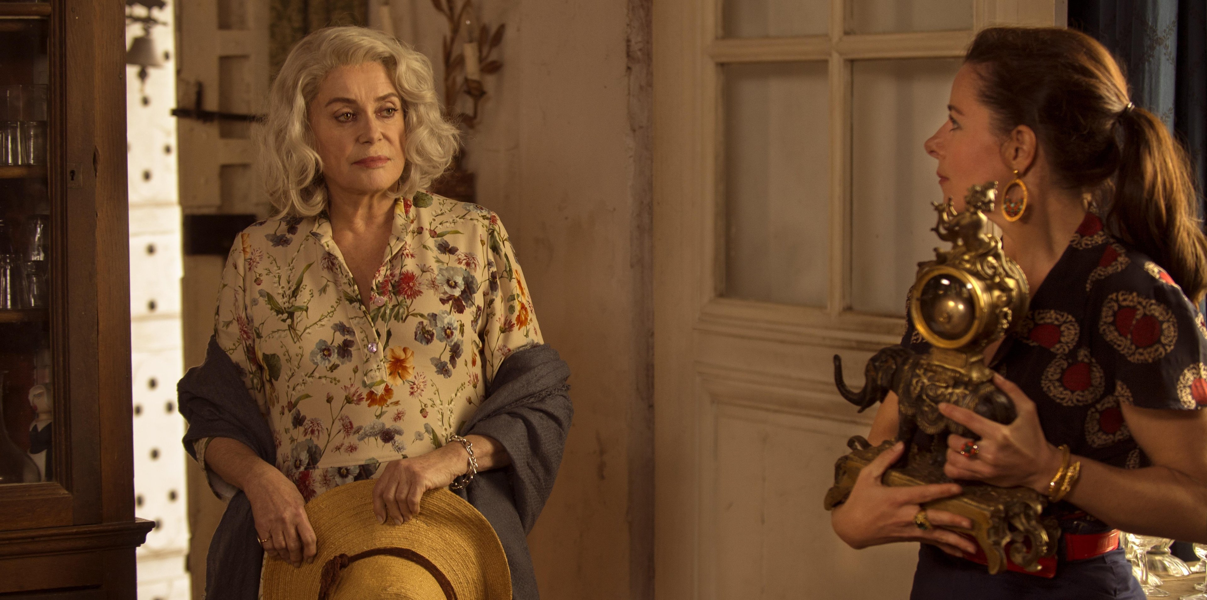 No filme, uma das personagens acorda decidida a vender todos os seus pertences